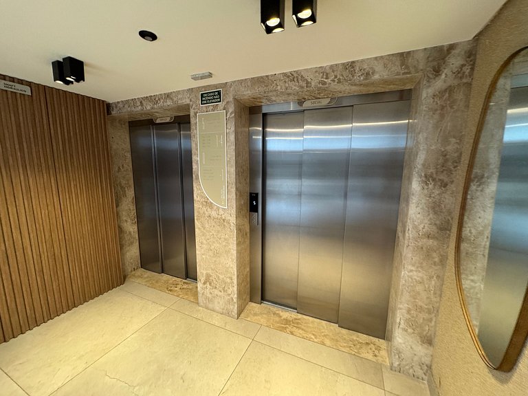 Flat beira-mar pé na areia com varanda AH 409