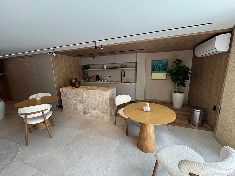 Flat beira-mar pé na areia com varanda AH 410