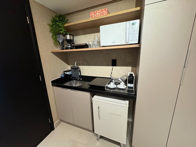 Flat beira-mar pé na areia com varanda AH 409