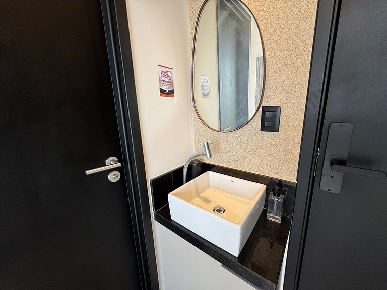 Flat beira-mar pé na areia com varanda AH 409