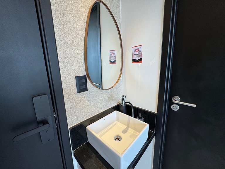 Flat beira-mar pé na areia com varanda AH 410