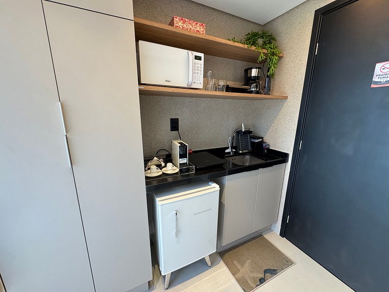 Flat beira-mar pé na areia com varanda AH 410