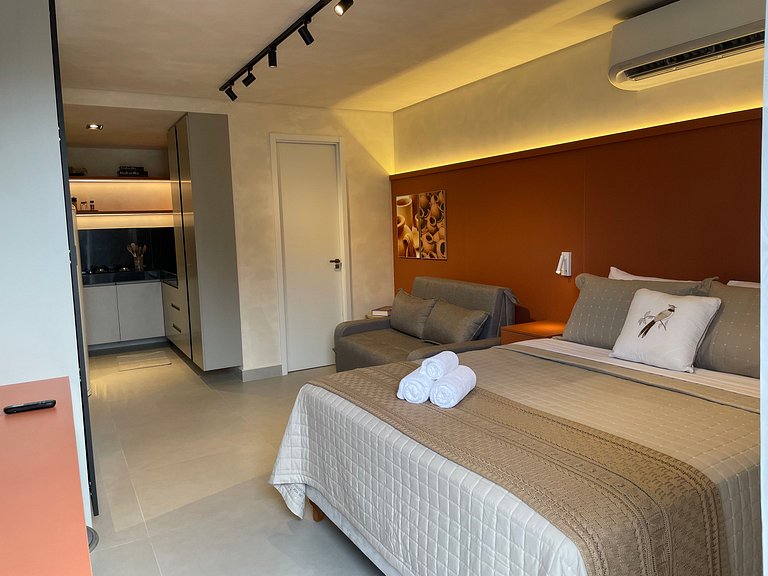 Flat com área de lazer e varanda no Caribessa
