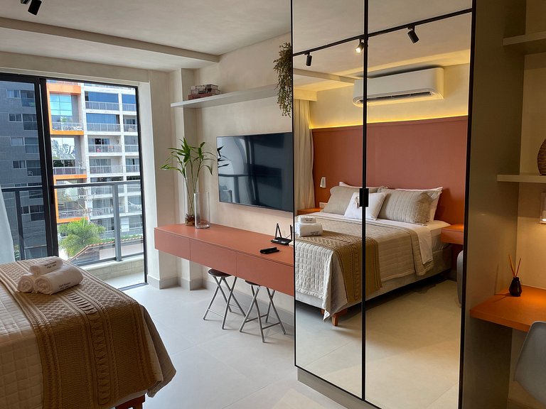 Flat com área de lazer e varanda no Caribessa