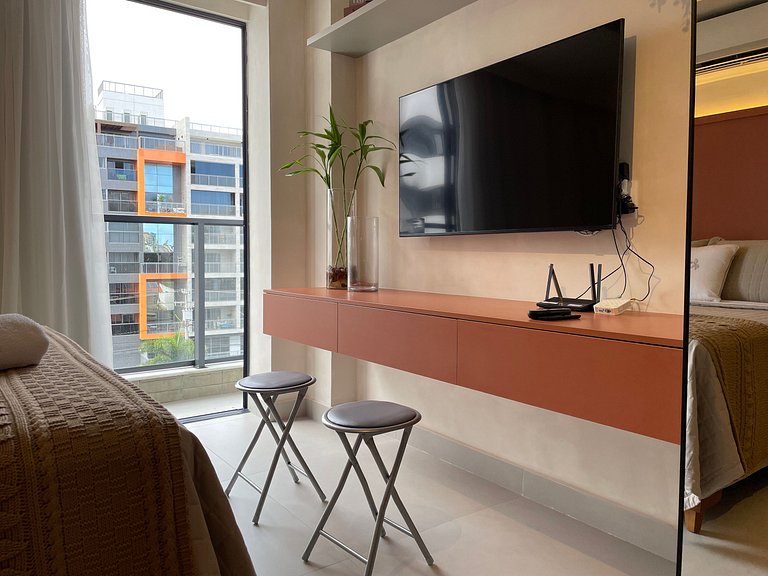 Flat com área de lazer e varanda no Caribessa