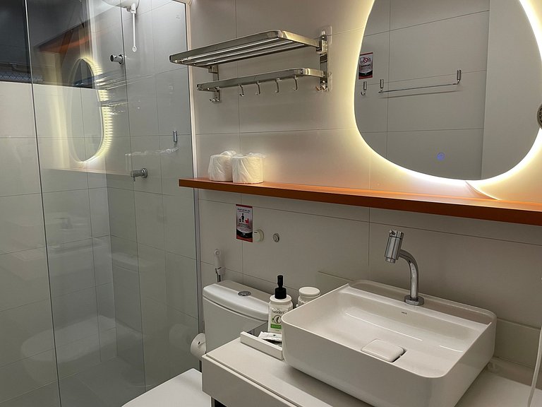 Flat com área de lazer e varanda no Caribessa