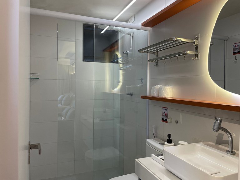 Flat com área de lazer e varanda no Caribessa