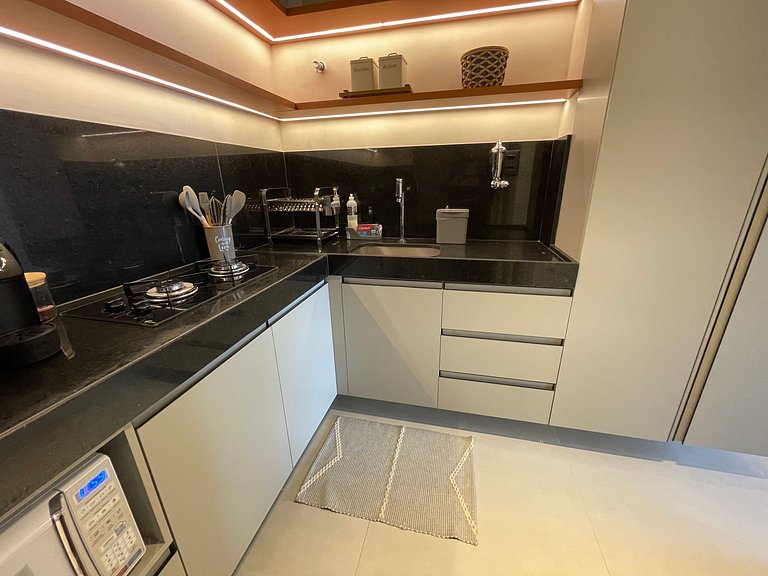 Flat com área de lazer e varanda no Caribessa