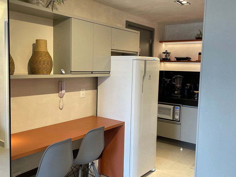 Flat com área de lazer e varanda no Caribessa