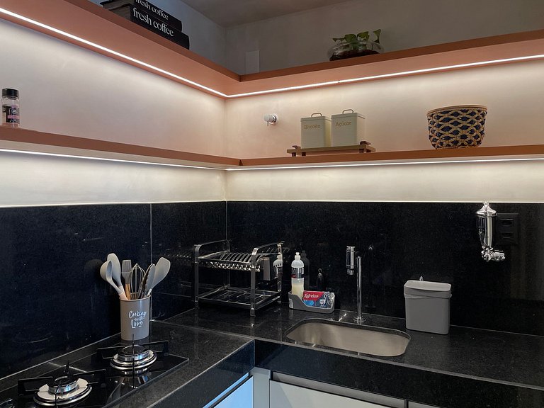 Flat com área de lazer e varanda no Caribessa