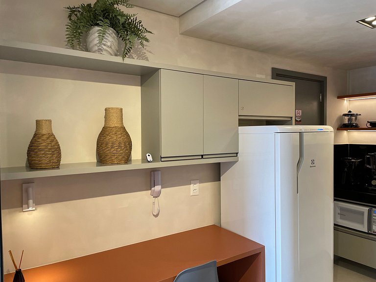 Flat com área de lazer e varanda no Caribessa