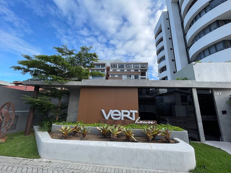 Flat com área de lazer e varanda no Caribessa