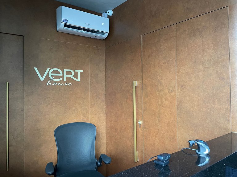 Flat com área de lazer e varanda no Caribessa