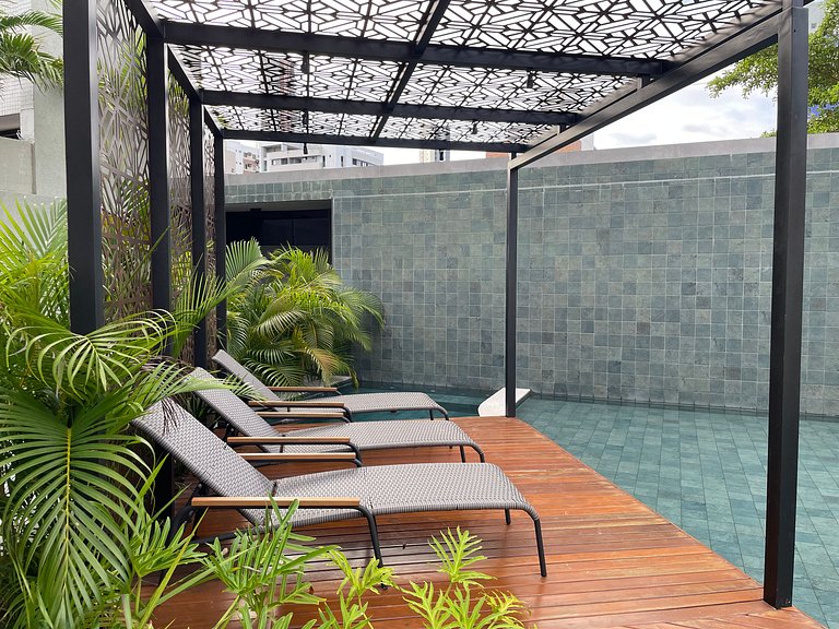 Flat com área de lazer e varanda no Caribessa