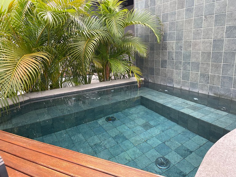 Flat com área de lazer e varanda no Caribessa
