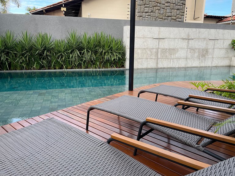 Flat com área de lazer e varanda no Caribessa