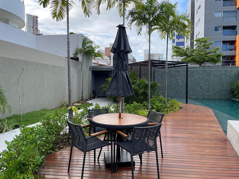 Flat com área de lazer e varanda no Caribessa