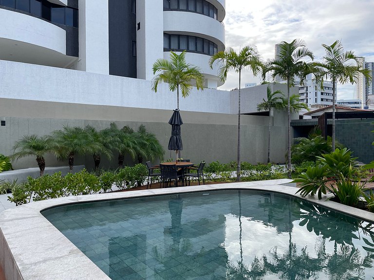 Flat com área de lazer e varanda no Caribessa