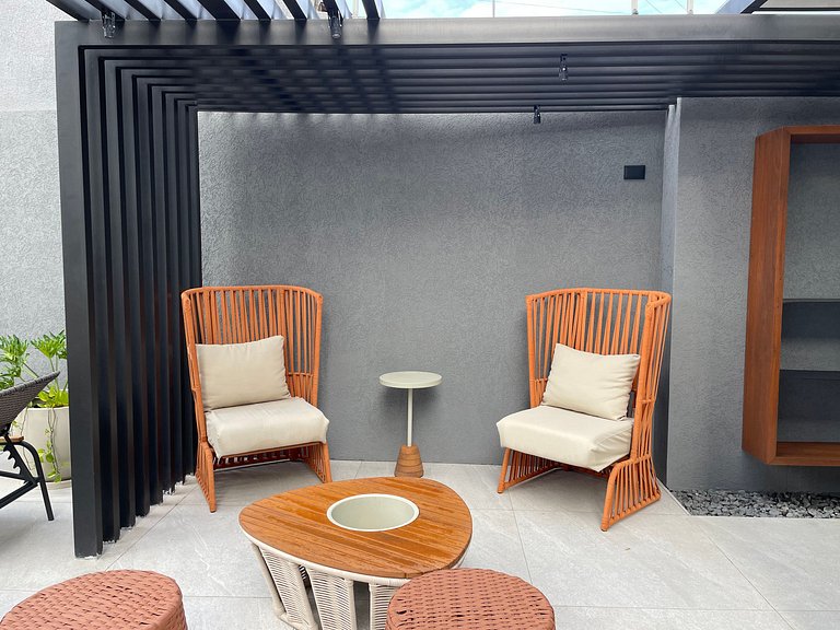 Flat com área de lazer e varanda no Caribessa