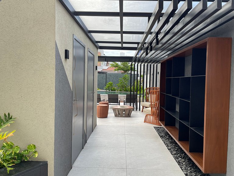 Flat com área de lazer e varanda no Caribessa