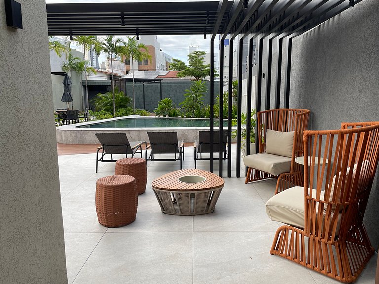 Flat com área de lazer e varanda no Caribessa