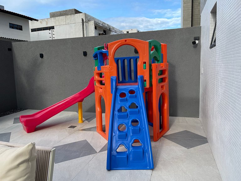 Flat com área de lazer e varanda no Caribessa