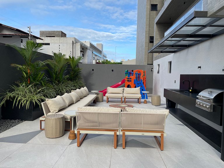 Flat com área de lazer e varanda no Caribessa
