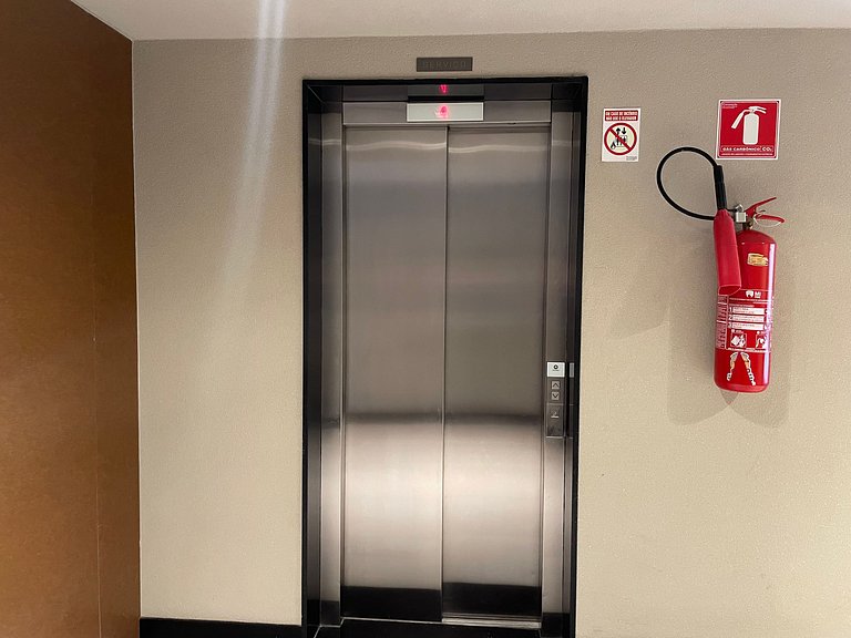 Flat com área de lazer e varanda no Caribessa
