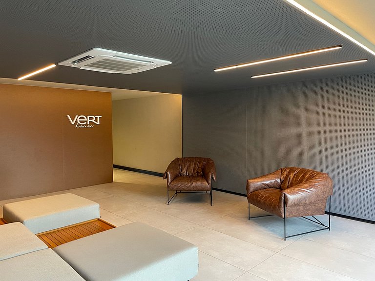 Flat com área de lazer e varanda no Caribessa