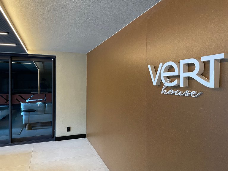 Flat com área de lazer e varanda no Caribessa