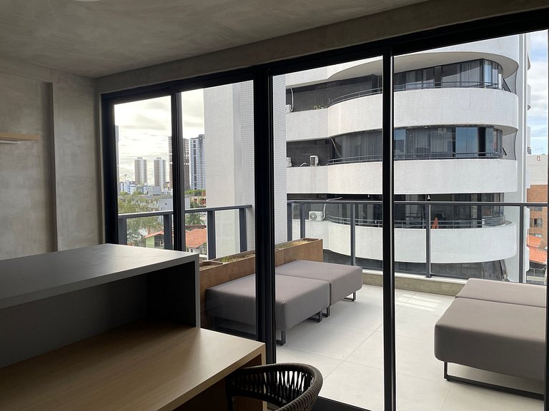 Flat com área de lazer e varanda no Caribessa