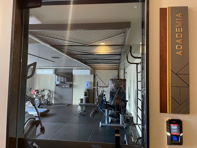 Flat com área de lazer e varanda no Caribessa