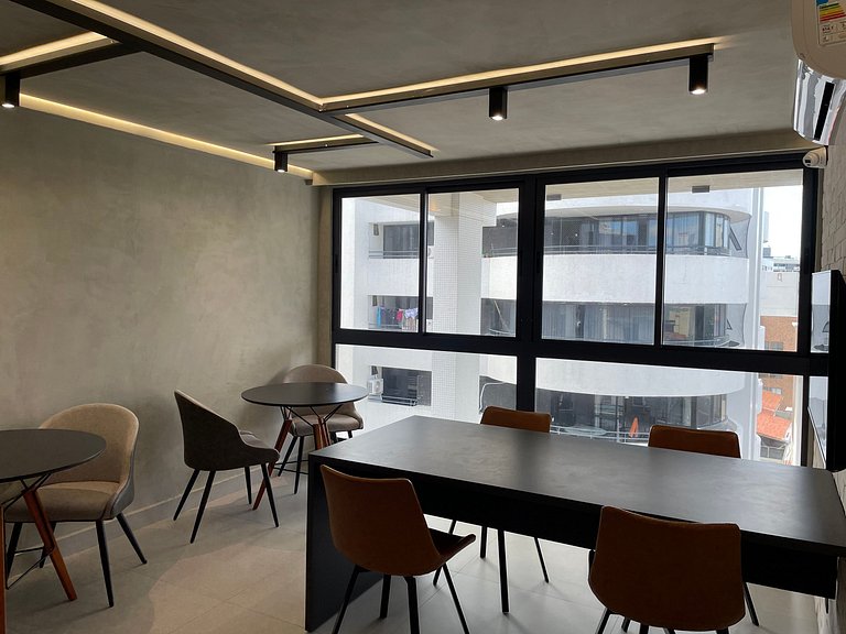 Flat com área de lazer e varanda no Caribessa