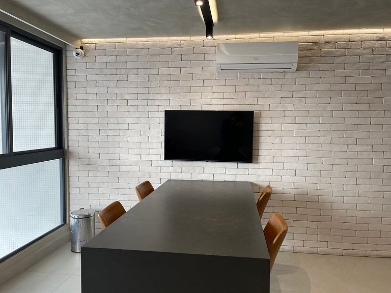 Flat com área de lazer e varanda no Caribessa