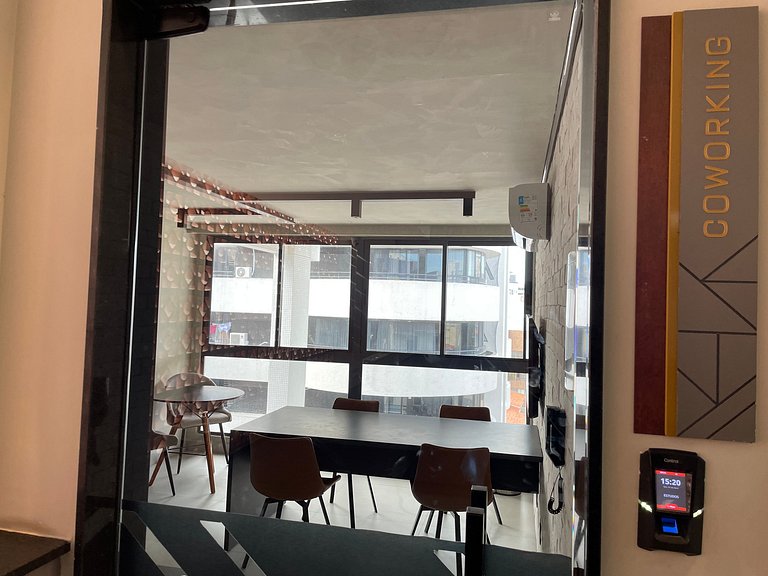 Flat com área de lazer e varanda no Caribessa