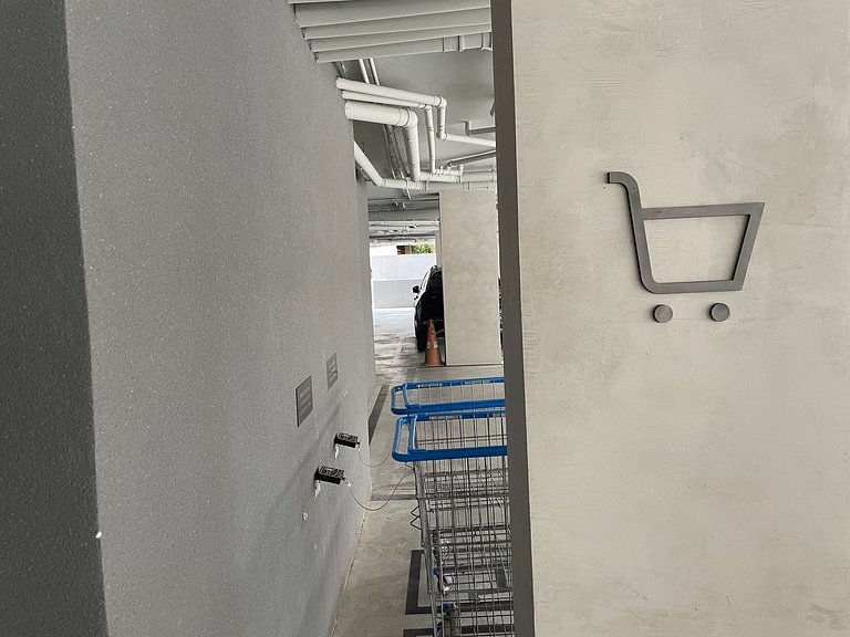 Flat com área de lazer e varanda no Caribessa